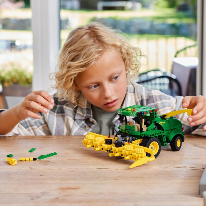 LEGO Technic - John Deere 9700 Forage Harvester - Image 3