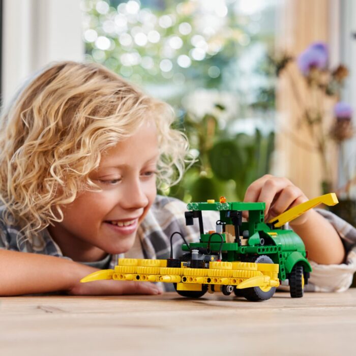 LEGO Technic - John Deere 9700 Forage Harvester - Image 2
