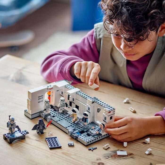 LEGO Star Wars Boarding The Tantive IV - Image 2