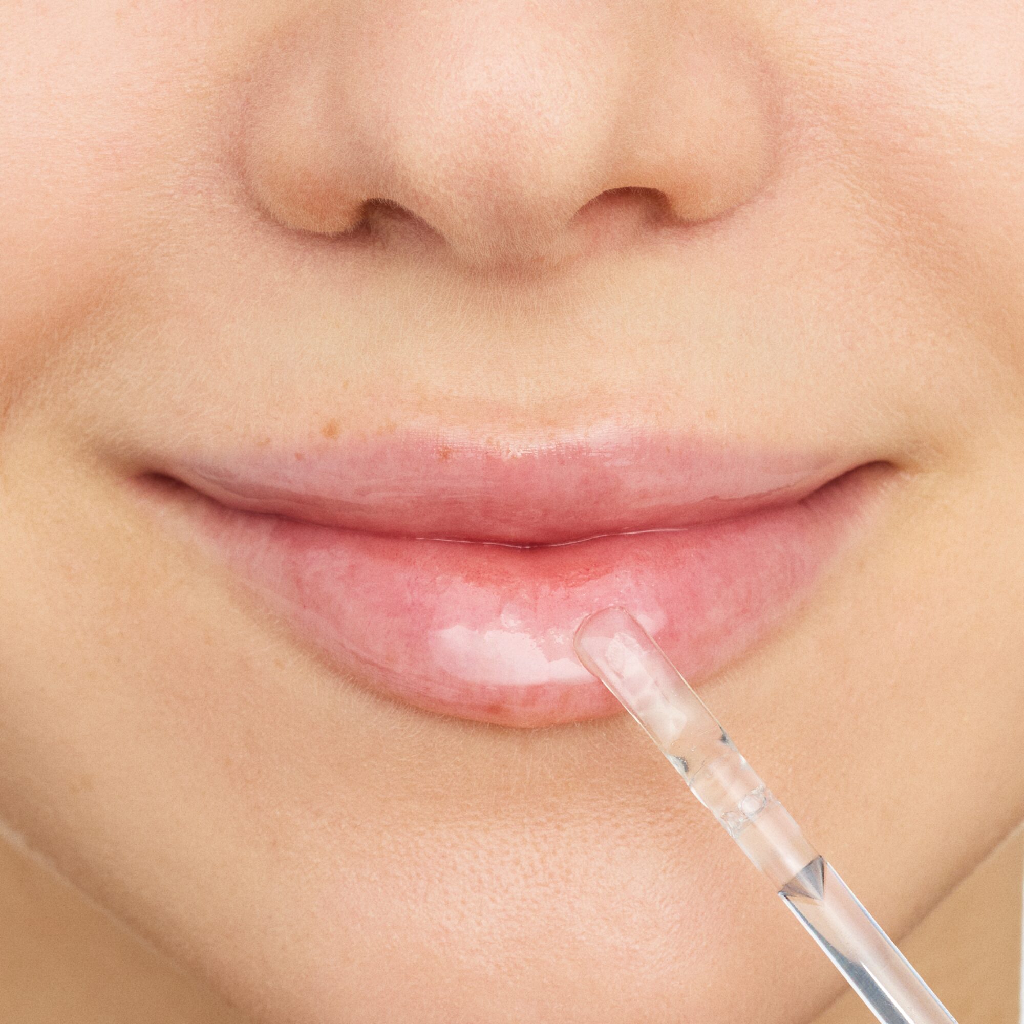 ES1016-10.jpg Essence What The Fake Glass Shine Lip Filler 01 Oh So Glassy 4.2ml - Image 1